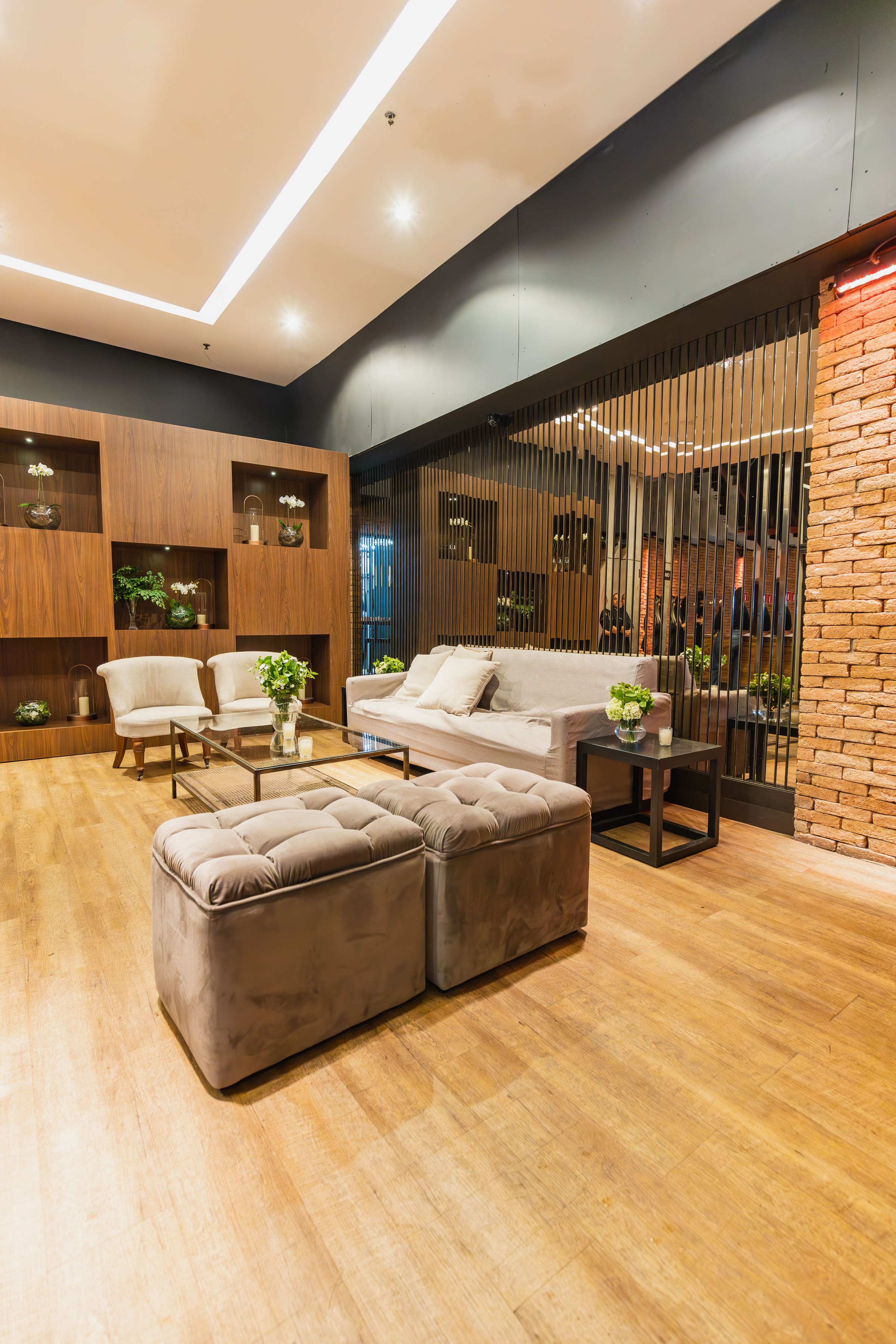 Living contemporâneo com piso vinílico