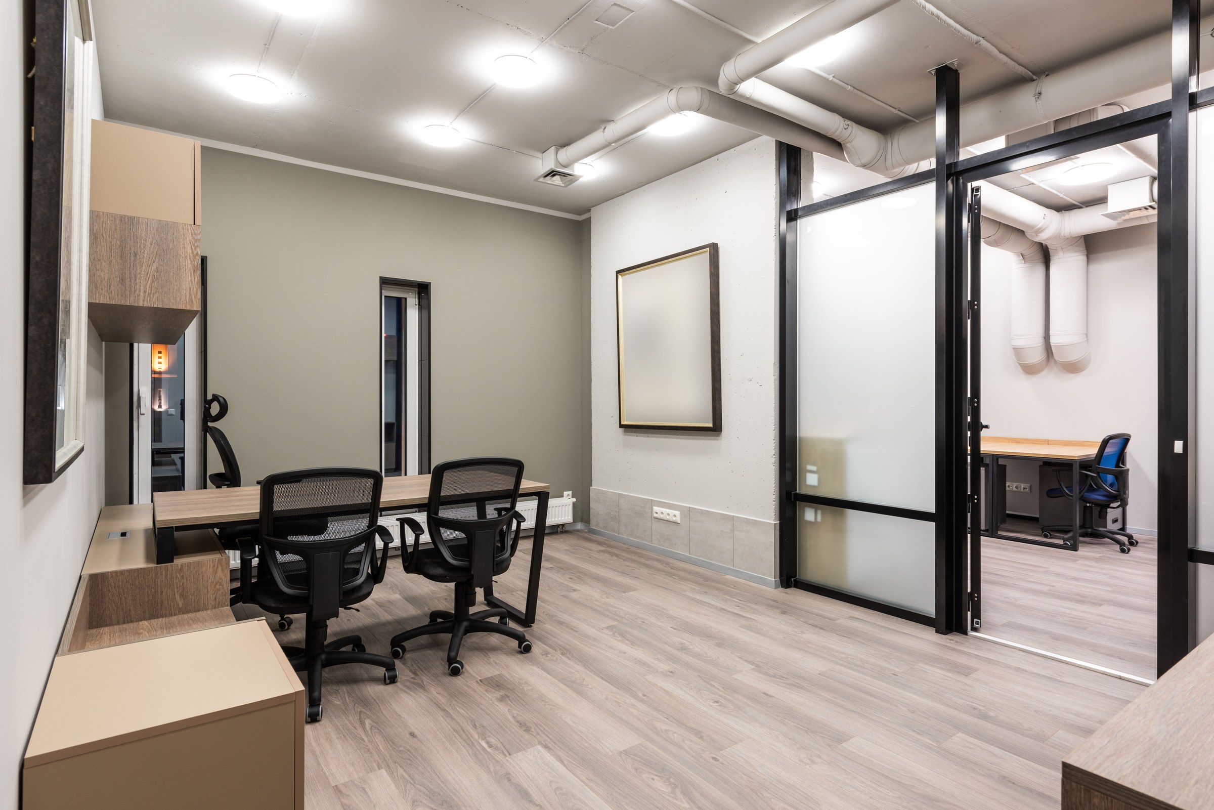 Ambiente moderno com piso vinílico e laminado Destac Pisos